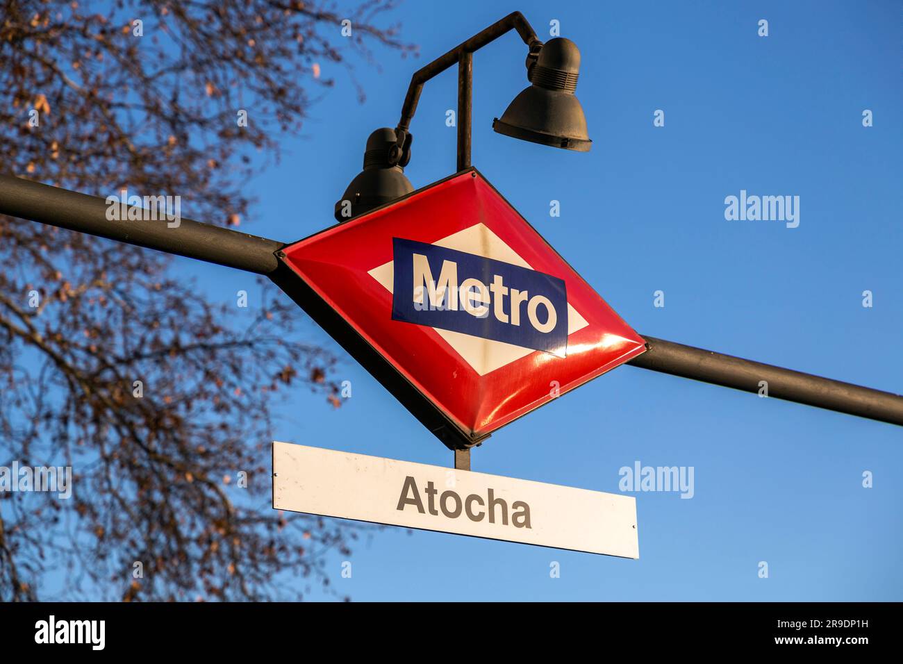 Madrid, Spagna - FEB 17, 2022: Cartello e logo della metropolitana all'ingresso della stazione Atocha di Madrid, Spagna. Foto Stock