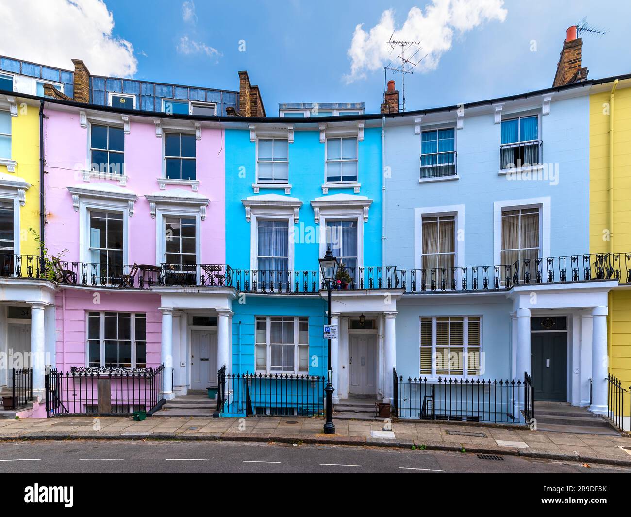 Case dai colori vivaci sulla collina di Primrose a Londra. È possibile vederli in molti film e serie TV. Foto Stock