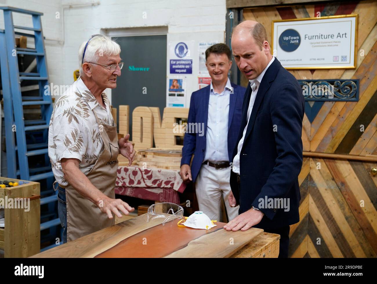 Il Principe di Galles (a destra) durante una visita al Faithworks Carpentry Workshop a Bournemouth, Dorset, come parte del suo tour nel Regno Unito per lanciare un progetto volto a porre fine alla senzatetto. Data immagine: Lunedì 26 giugno 2023. Foto Stock