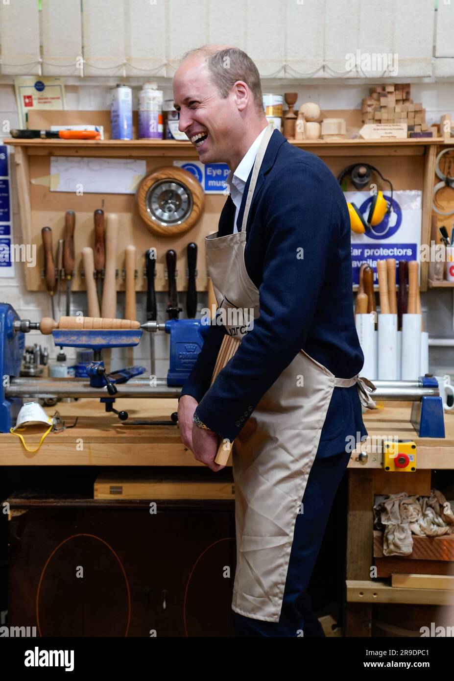Il Principe di Galles durante una visita al Faithworks Carpentry Workshop a Bournemouth, Dorset, come parte del suo tour nel Regno Unito per lanciare un progetto volto a porre fine ai senzatetto. Data immagine: Lunedì 26 giugno 2023. Foto Stock