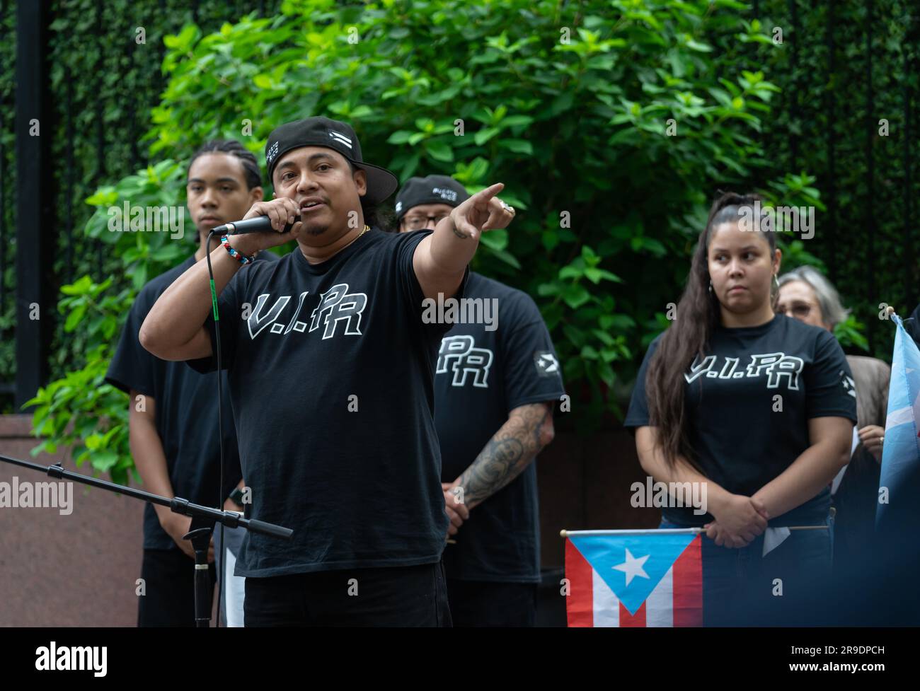 New York City, USA. 22 giugno 2023. Una collaborazione di gruppi di attivisti tra cui i memebers del Partito politico per l'indipendenza di Porto Rico ha tenuto una manifestazione a Dag Hammarskjold Plaza nel 51 ° anniversario della riunione di Porto Rico prima del Comitato di decolonizzazione delle Nazioni Unite il 22 giugno 2023 a New York, NY. (Foto di Steve Sanchez/Sipa USA). Credito: SIPA USA/Alamy Live News Foto Stock