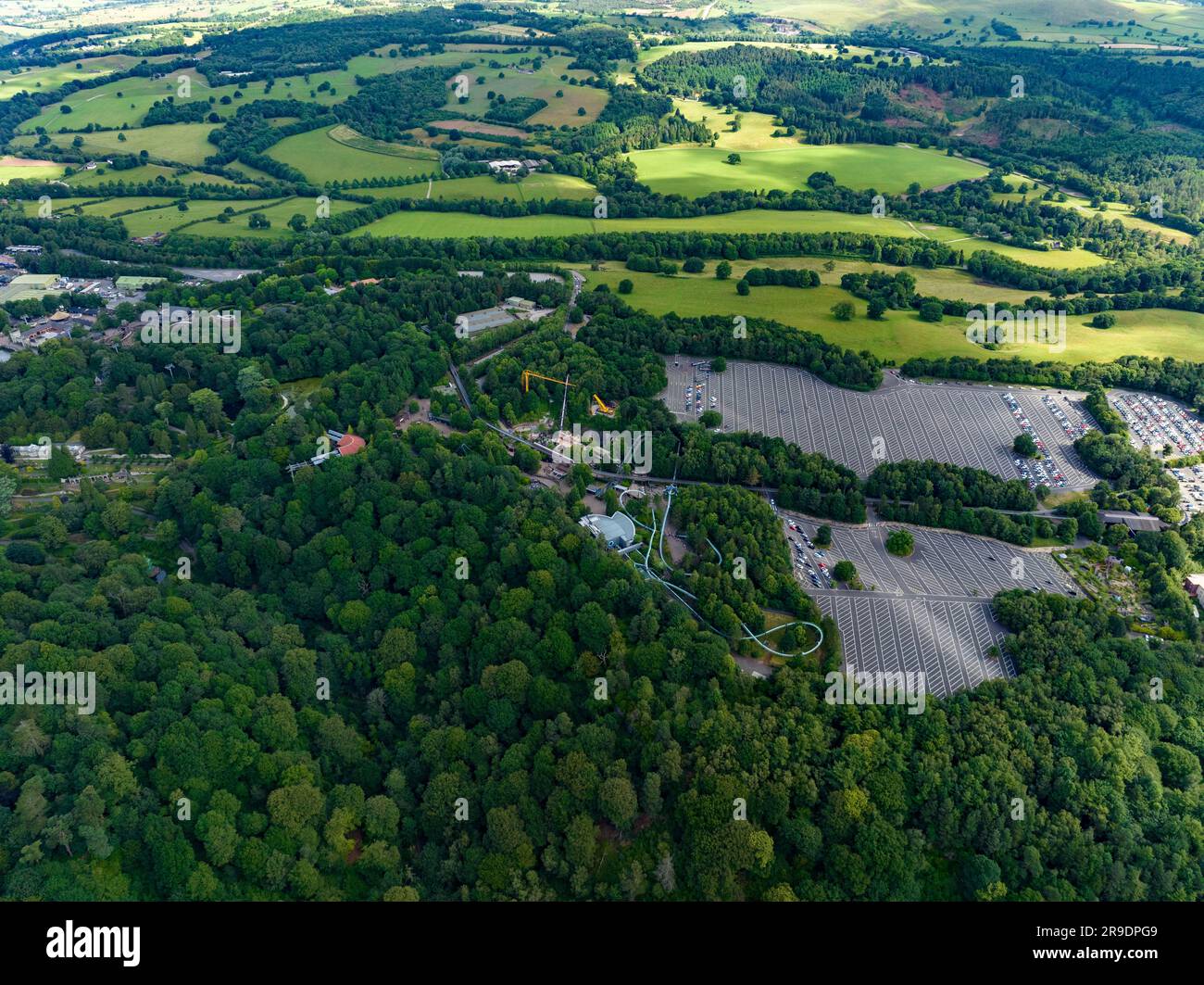 Immagini aeree della vecchia pista rimossa da Nemesis e delle sezioni nuove e dipinte in un luogo di stoccaggio lontano da Alton Towers Foto Stock