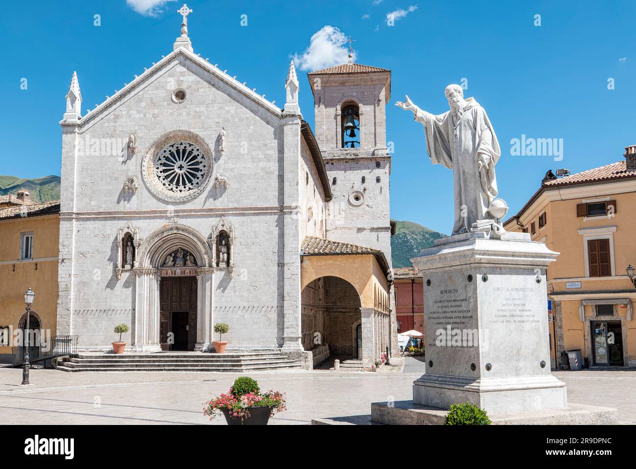 Piazza di San Benedetto da Norcia pochi giorni prima del terremoto del 2016 (le scritture sulla statua sono in latino) Foto Stock