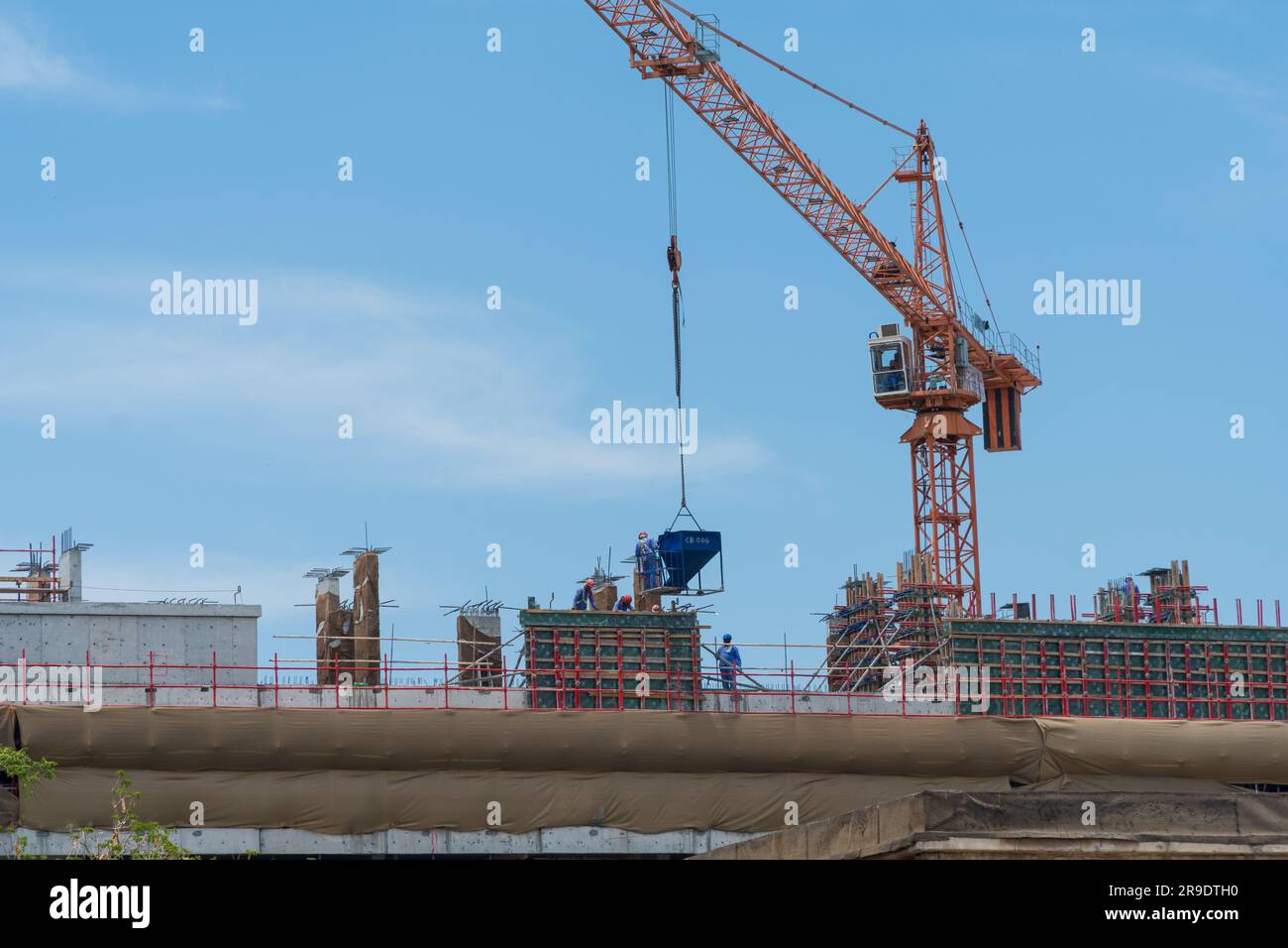 Dubai, Emirati Arabi Uniti - 18 aprile 2023 : lavoratori impegnati a lavorare per il deposito di cemento in un nuovo cantiere. Foto Stock