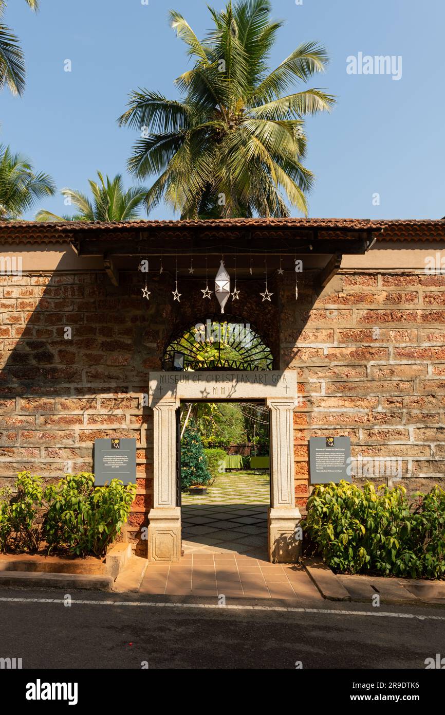 Goa, India - 19 dicembre 2022: Ampia vista dell'ingresso del Museo di arte cristiana presso il Convento di San Monica nel vecchio Goa. Mostre del museo Indo- Foto Stock