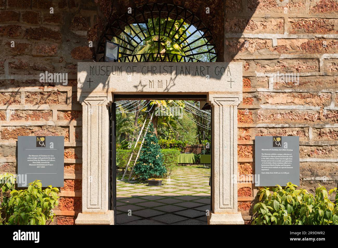 Goa, India - 19 dicembre 2022 : ingresso al Museo di arte cristiana presso il Convento di San Monica nel vecchio Goa. Il museo espone l'Indo-Portugues Foto Stock