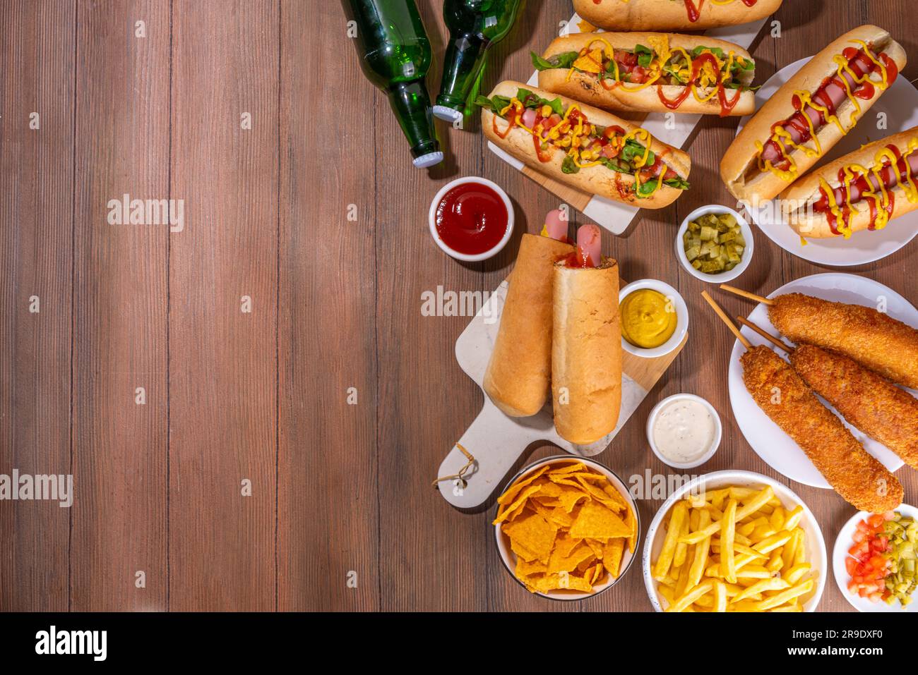 Sfondo del giorno National Hot Dogs, cibo per feste estive hot dog, vari tipi di hot dog tradizionali - francese, corn dog, classico. messicano caricato Foto Stock