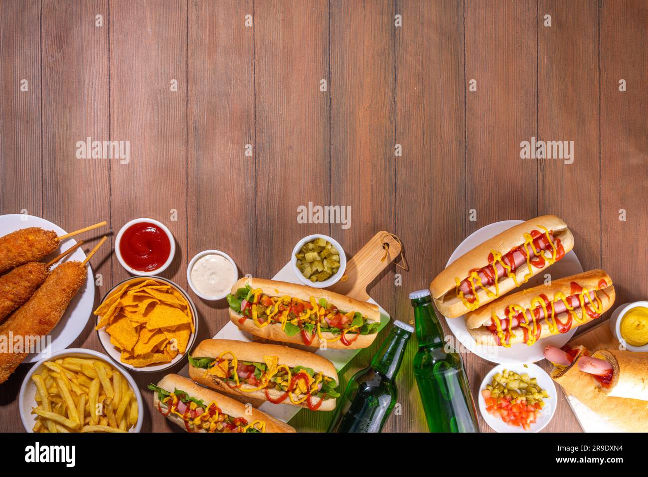 Sfondo del giorno National Hot Dogs, cibo per feste estive hot dog, vari tipi di hot dog tradizionali - francese, corn dog, classico. messicano caricato Foto Stock