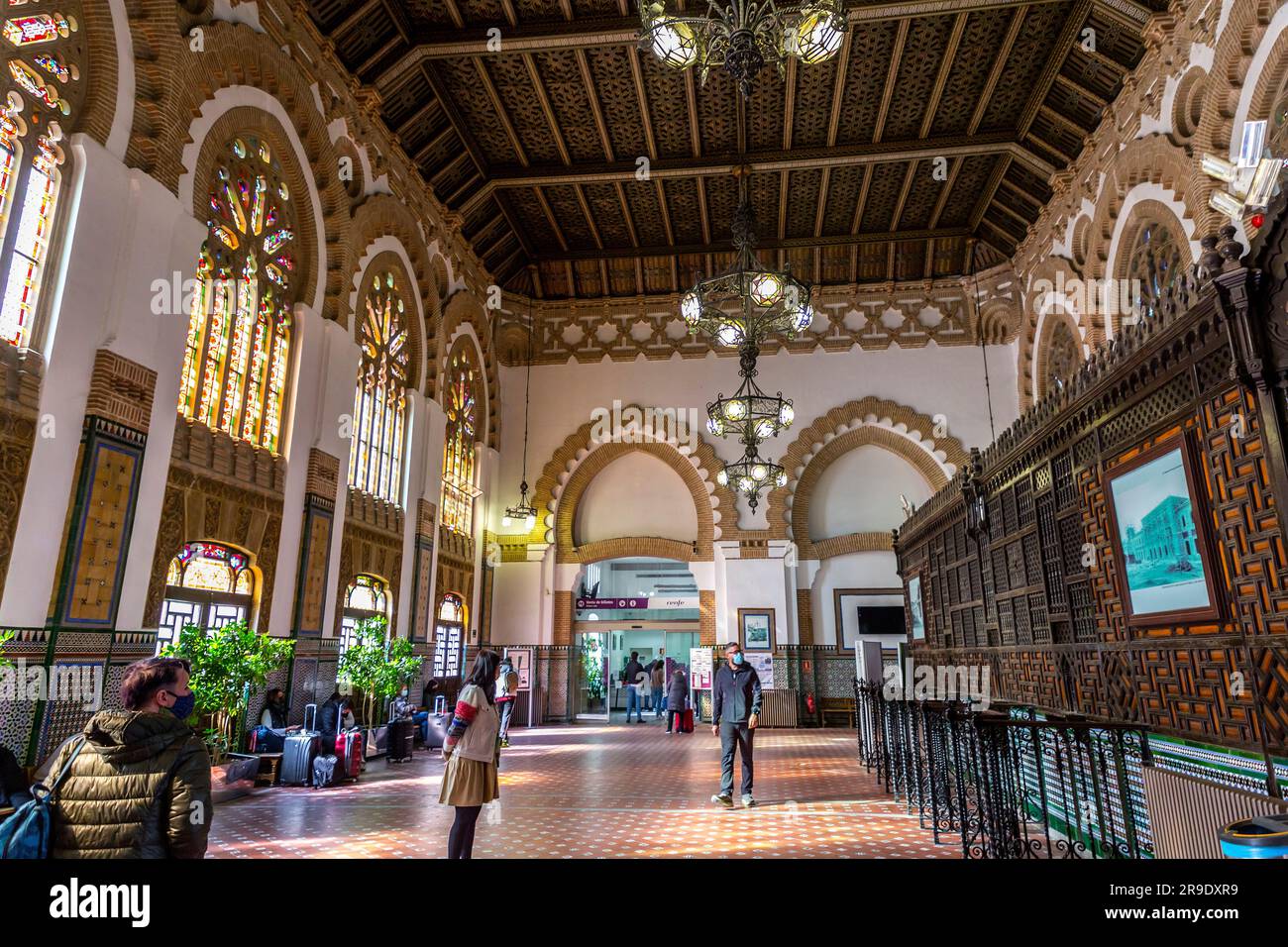 Toledo, Spagna - 17 febbraio 2022: Interno della stazione ferroviaria di Toledo con vetrate colorate e decorazioni in piastrelle islamiche. Progettato da Narciso Claveria y de Foto Stock