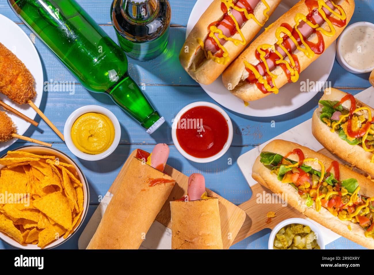 Sfondo del giorno National Hot Dogs, cibo per feste estive hot dog, vari tipi di hot dog tradizionali - francese, corn dog, classico. messicano caricato Foto Stock