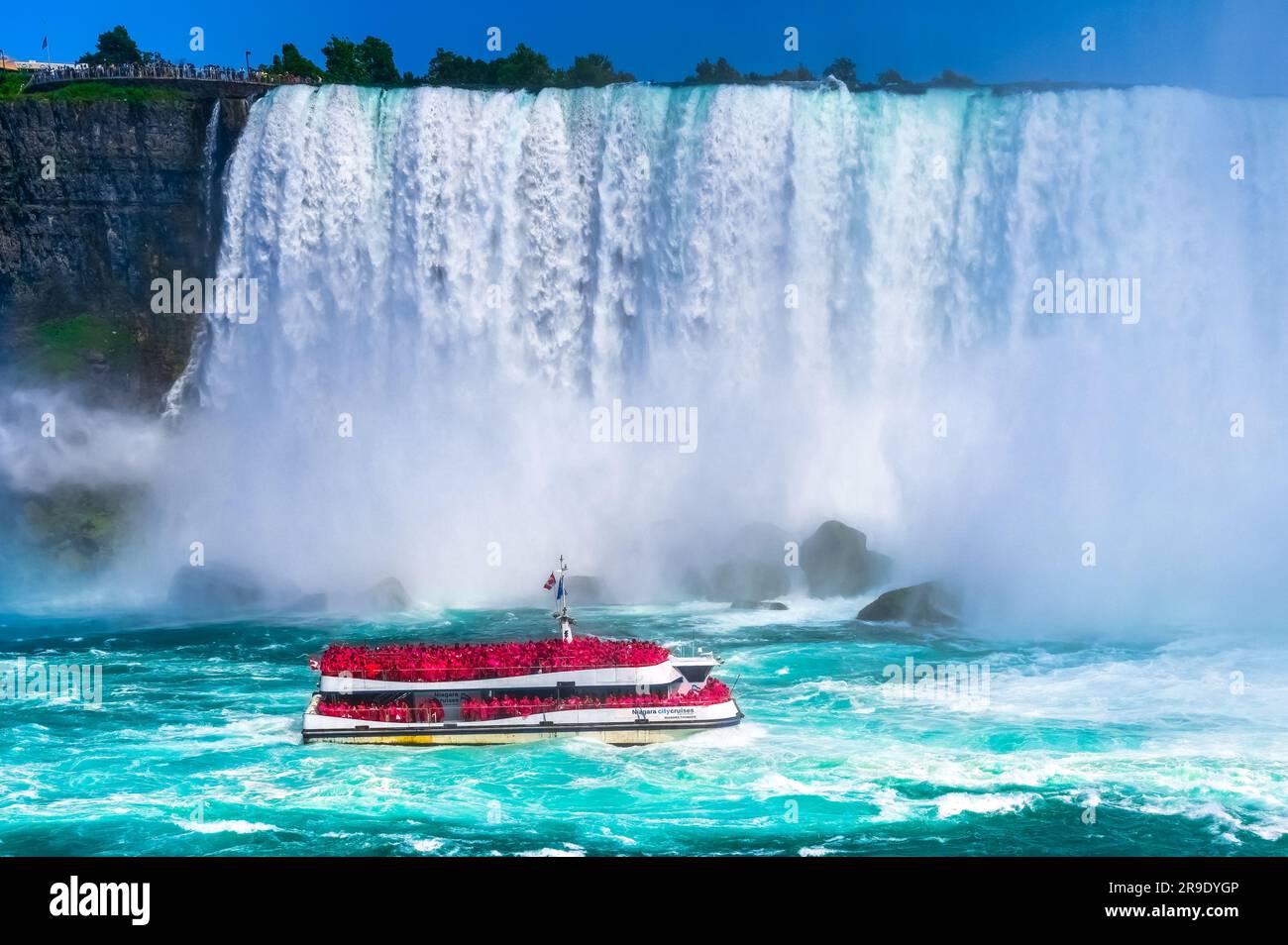 Cascate del Niagara, Ontario, Canada - 17 giugno 2023: Tour in barca o piccole imbarcazioni che trasportano passeggeri sul fiume Niagara. Il giro è un'attrazione turistica Foto Stock