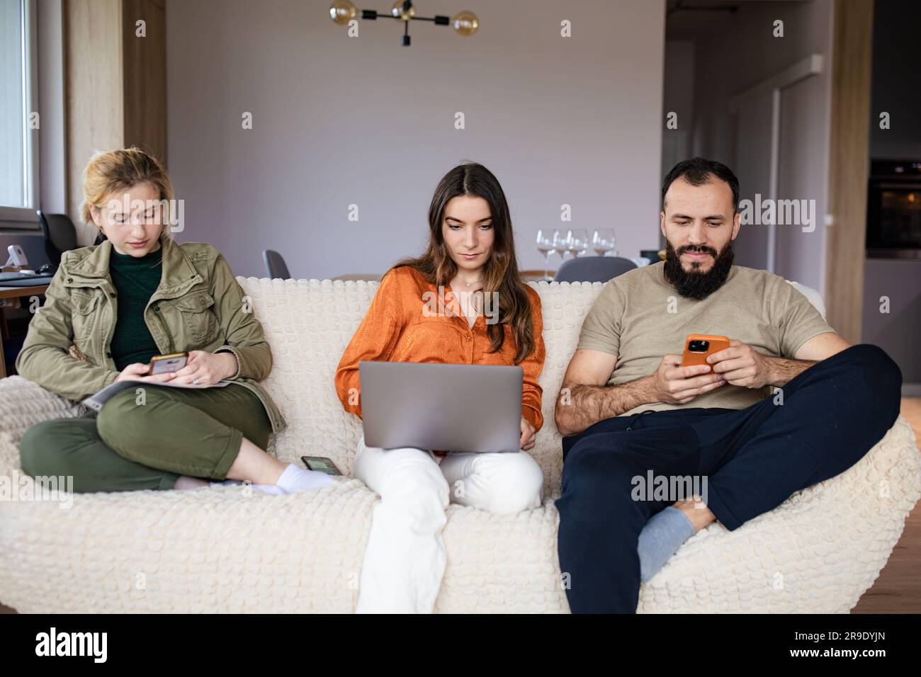 Equilibrio tra lavoro e vita privata tra tre amici. Foto Stock
