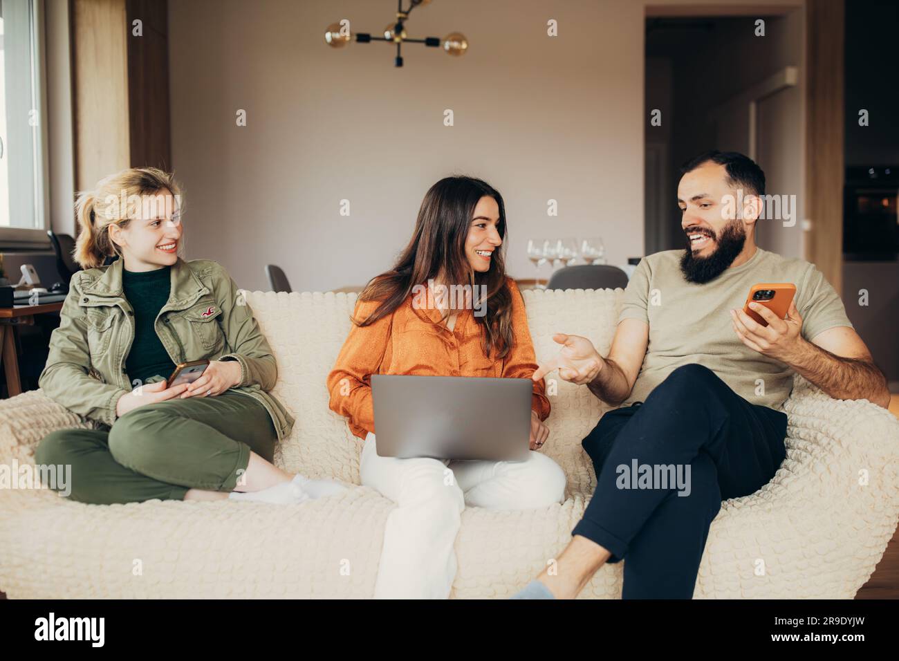 Tre persone che lavorano da casa e socializzano Foto Stock