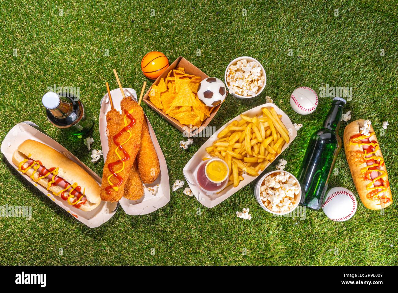 Piatti tradizionali dello stadio e birra di sottofondo, set di vari tipi di baseball, pallacanestro, tifosi di football e spuntini dello stadio, patatine, salse, hot dog, wi-fi Foto Stock