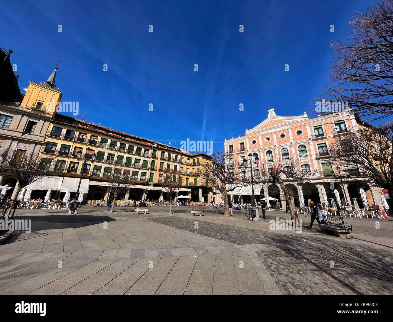 Segovia, Spagna - 18 febbraio 2022: Vista della facciata dell'edificio del Teatro Juan Bravo nella Plaza Mayor di Segovia, Castiglia e Leon, Spagna. Foto Stock
