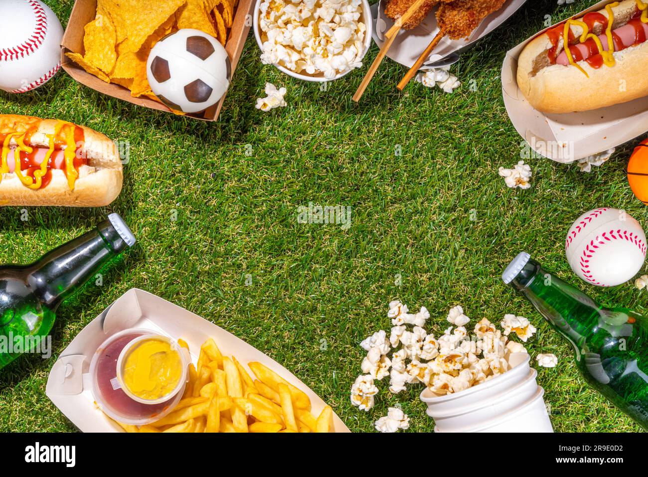 Piatti tradizionali dello stadio e birra di sottofondo, set di vari tipi di baseball, pallacanestro, tifosi di football e spuntini dello stadio, patatine, salse, hot dog, wi-fi Foto Stock