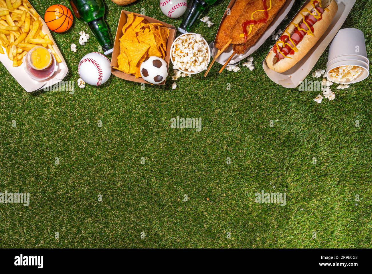Piatti tradizionali dello stadio e birra di sottofondo, set di vari tipi di baseball, pallacanestro, tifosi di football e spuntini dello stadio, patatine, salse, hot dog, wi-fi Foto Stock