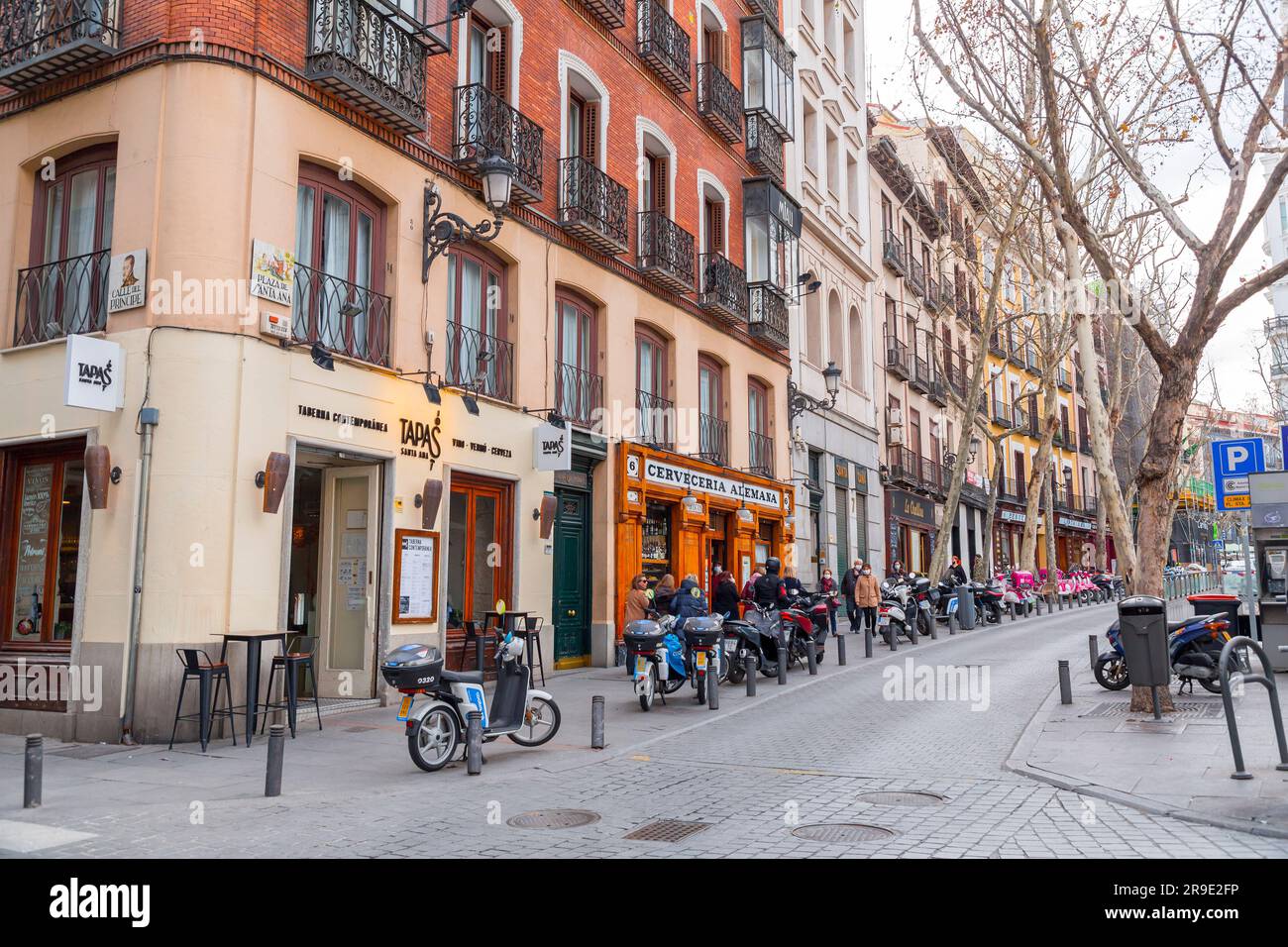 Madrid, Spagna - FEB 16, 2022: Architettura generica e vista sulla strada in Plaza de Santa Ana a Madrid, la capitale della Spagna. Foto Stock