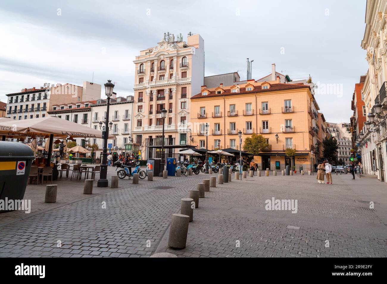 Madrid, Spagna - FEB 16, 2022: Architettura generica e vista sulla strada in Plaza de Santa Ana a Madrid, la capitale della Spagna. Foto Stock