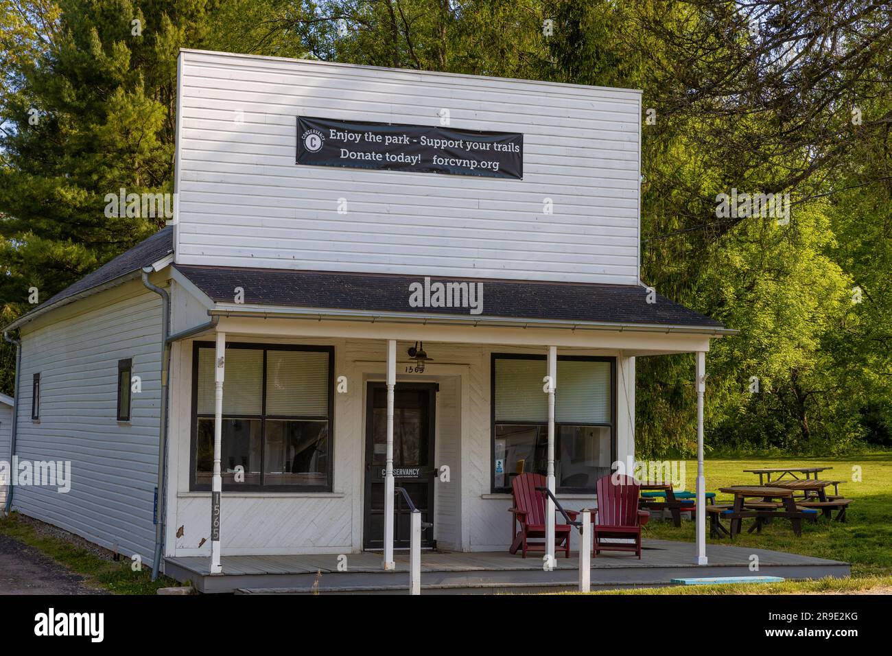 Penisula, Ohio, USA - 18 maggio 2023: Uno dei numerosi edifici antichi del Boston Mill Visitor Center. Foto Stock