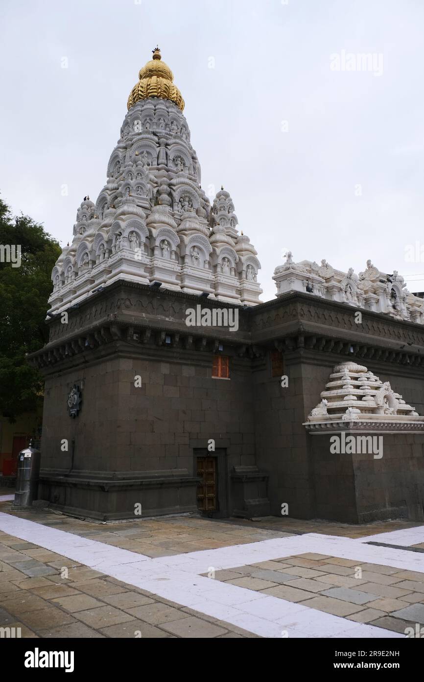 24 giugno 2023, Tempio di Siddheshwar Shiva, struttura in pietra d'epoca, Siddheshwar è attribuito ad aver installato 68 Shiva linga nel cortile principale. Foto Stock