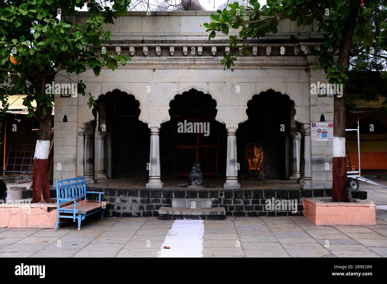 24 giugno 2023, Tempio di Siddheshwar Shiva, struttura in pietra d'epoca, Siddheshwar è attribuito ad aver installato 68 Shiva linga nel cortile principale. Foto Stock