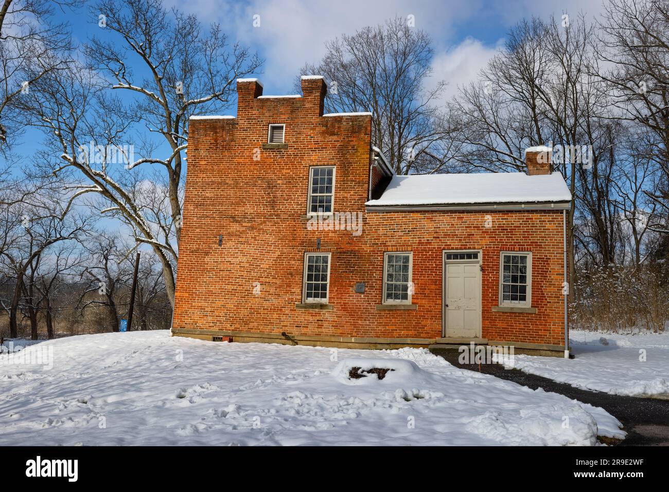 Northfield, Ohio, USA - 24 gennaio 2023: Storica casa in mattoni in stile federale di Stephen Frazee costruita a mano nel 1825-1827 ed è una delle due più antiche Foto Stock