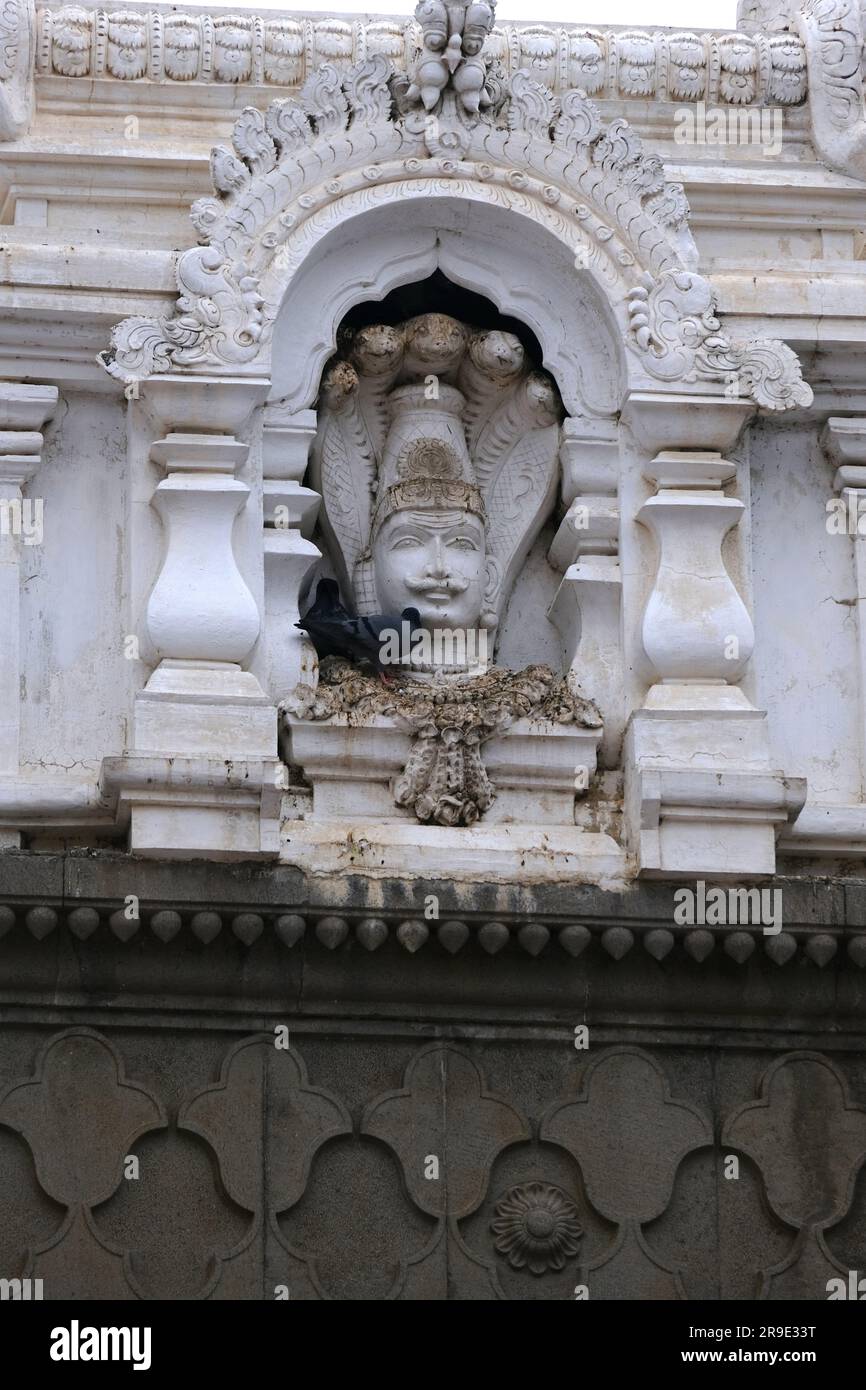 24 giugno 2023, Tempio di Siddheshwar Shiva, struttura in pietra d'epoca, Siddheshwar è attribuito ad aver installato 68 Shiva linga nel cortile principale. Foto Stock