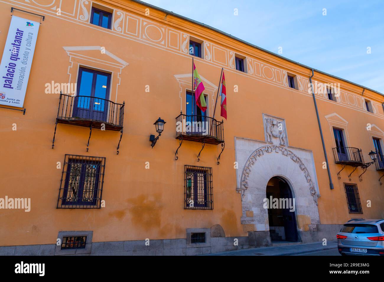 Segovia, Spagna - 18 febbraio 2022: Il Palazzo Quintanar è uno spazio dipendente dal Ministero della Cultura e del Turismo della Junta de Castilla y Leon, Foto Stock