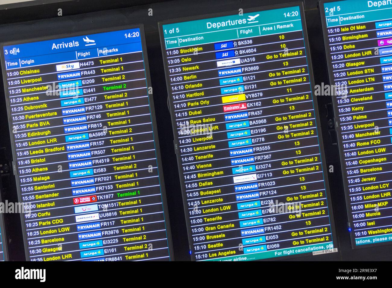Aeroporto di Dublino, Irlanda. Tabelloni indicatori elettronici per arrivi e partenze. Foto Stock