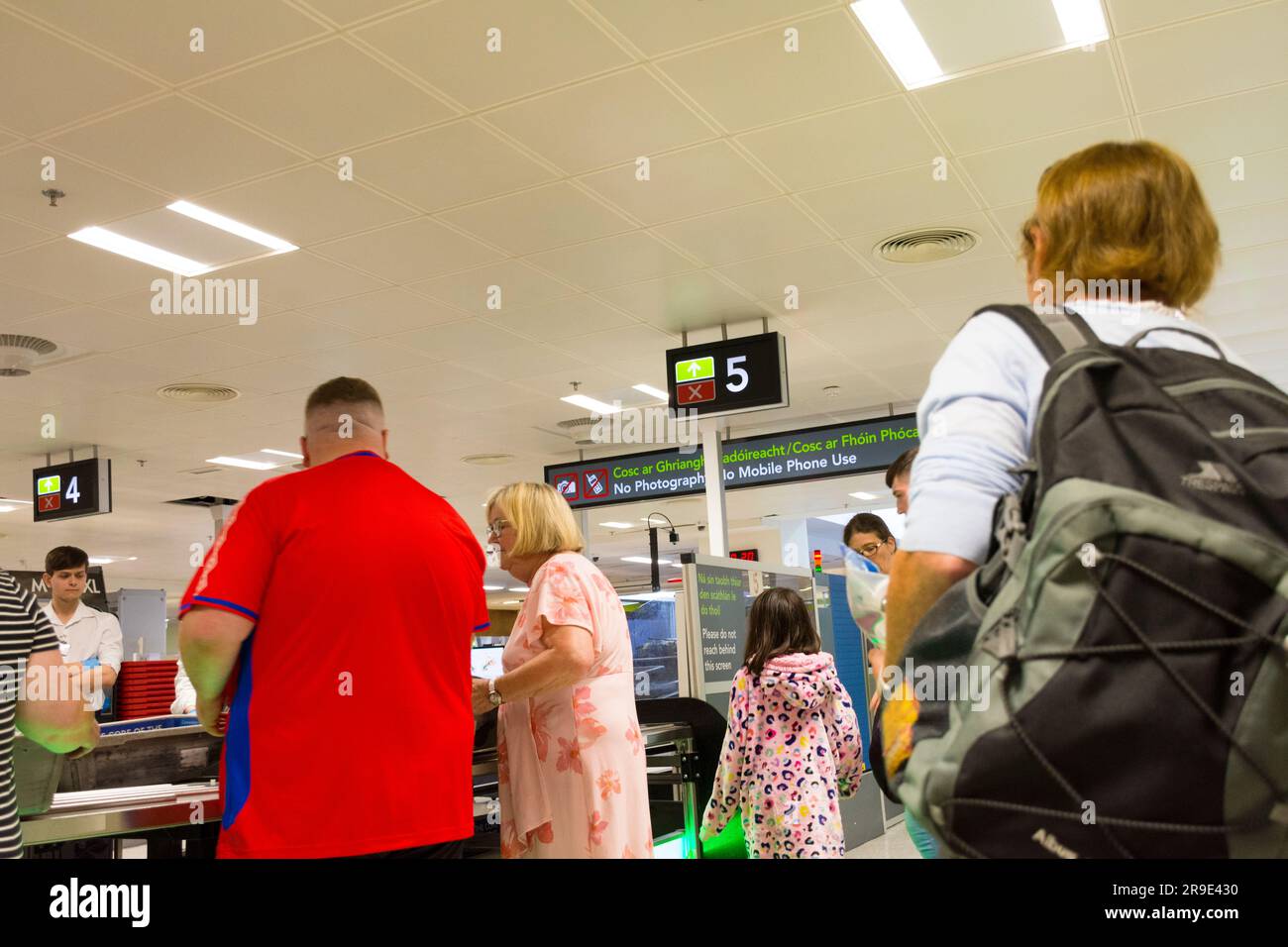 Aeroporto di Dublino, terminal uno, controllo di sicurezza dei passeggeri. Irlanda Foto Stock