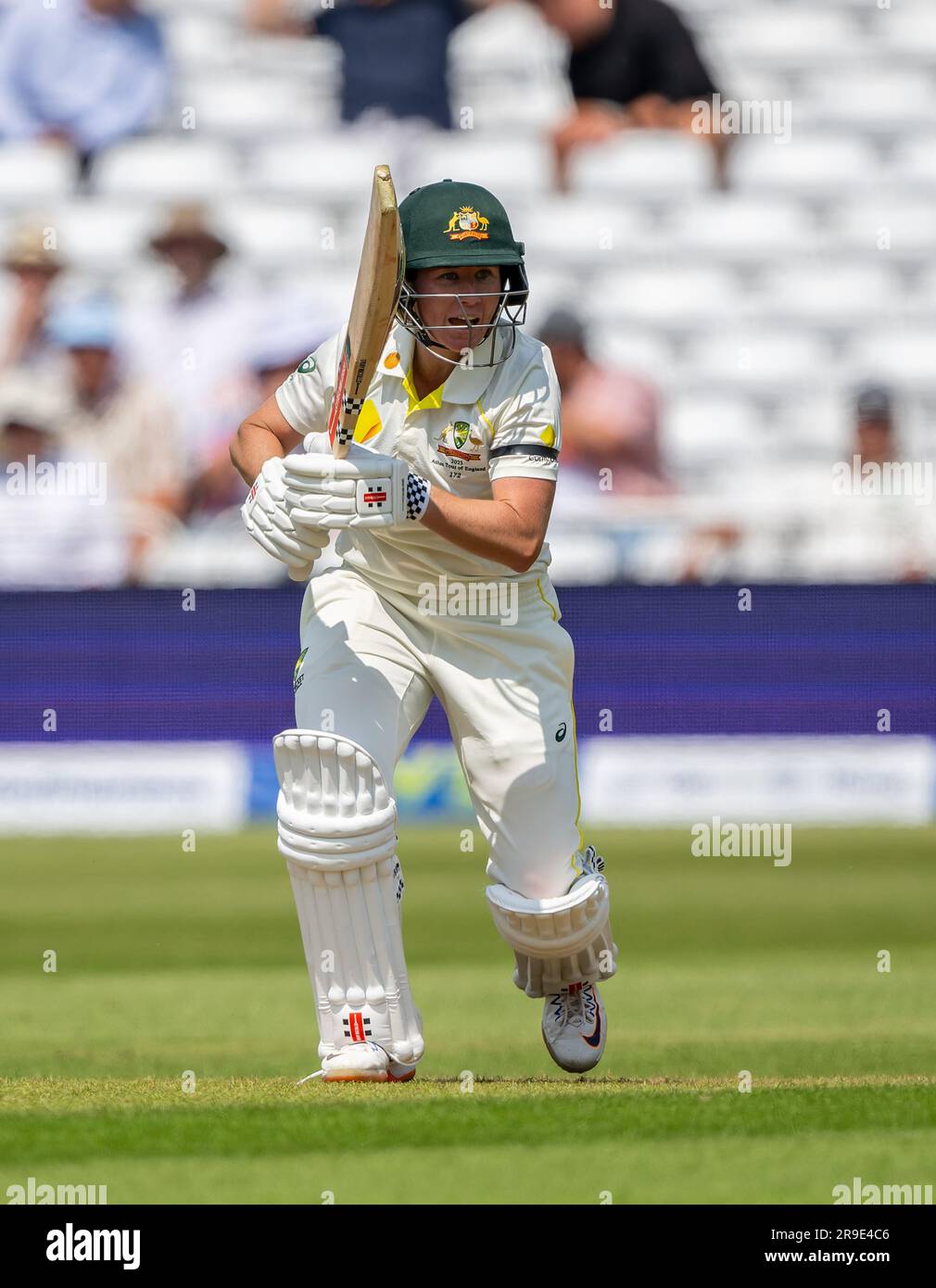 Beth Mooney in battuta per l'Australia contro l'Inghilterra nel primo giorno della serie Women's Ashes test 2023. Foto Stock