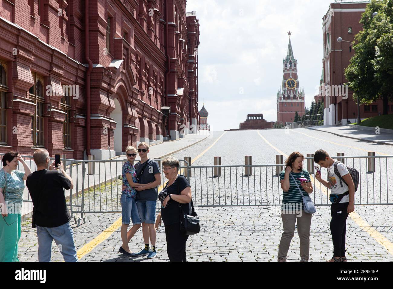 Mosca, Russia. 26 giugno 2023. Le persone scattano foto vicino alla Piazza Rossa a Mosca, in Russia, il 26 giugno 2023. Il regime legale dell'operazione antiterrorismo contro il gruppo militare privato Wagner è stato annullato a Mosca e nella regione di Mosca a causa della normalizzazione della situazione attuale, ha detto il governo russo. Credito: Bai Xueqi/Xinhua/Alamy Live News Foto Stock