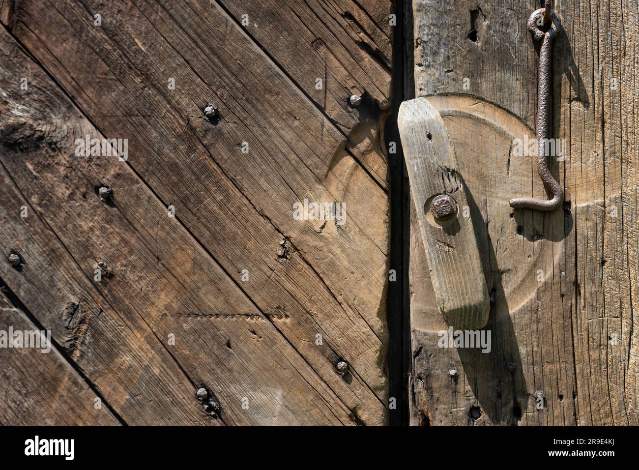Un vecchio e rustico chiavistello della porta su una porta di legno Foto  stock - Alamy