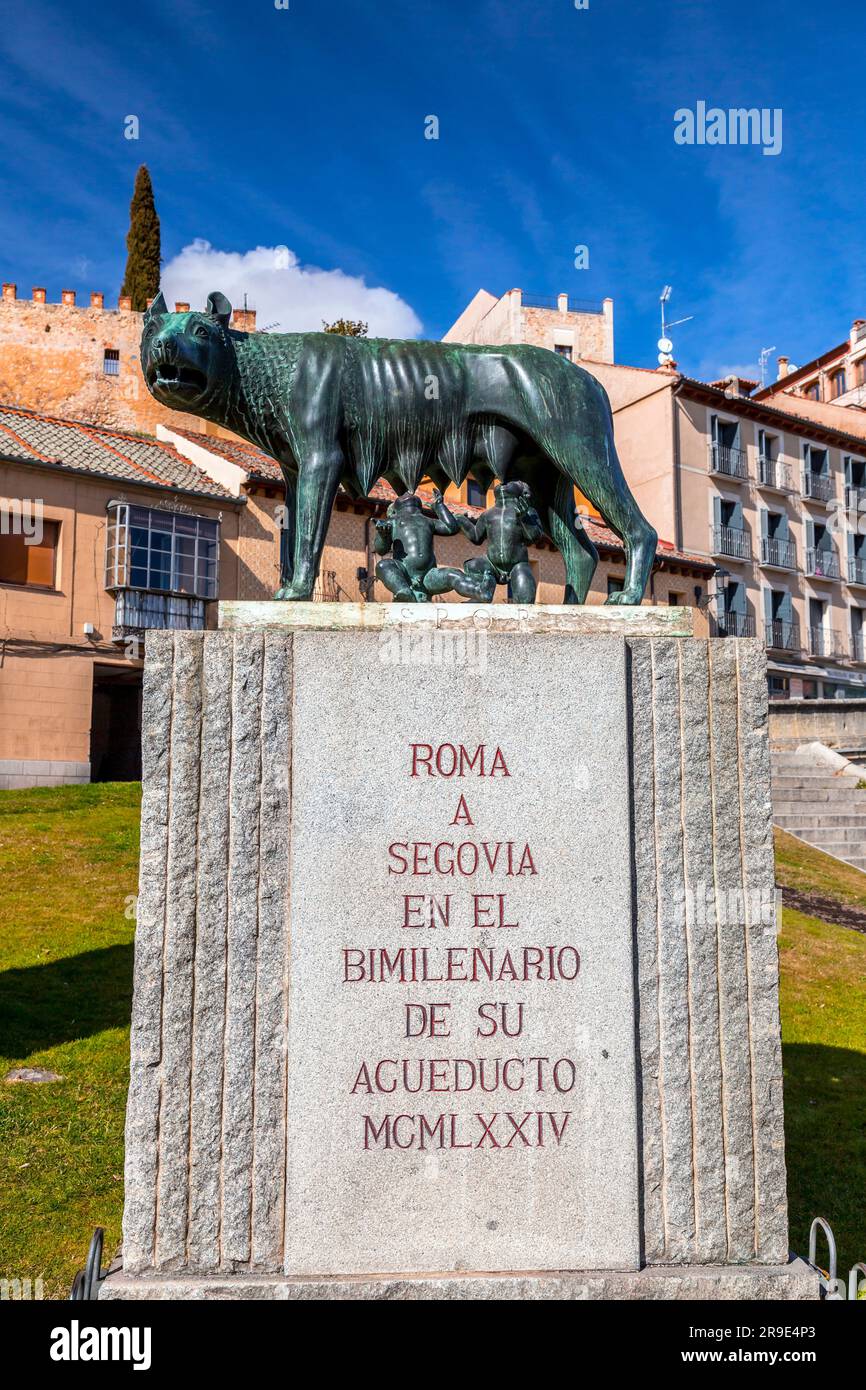 Segovia, Spagna - 18 febbraio 2022: La statua del lupo Capitolino sotto l'acquedotto romano a Segovia. La statua simboleggia Roma e l'Impero Romano. Foto Stock