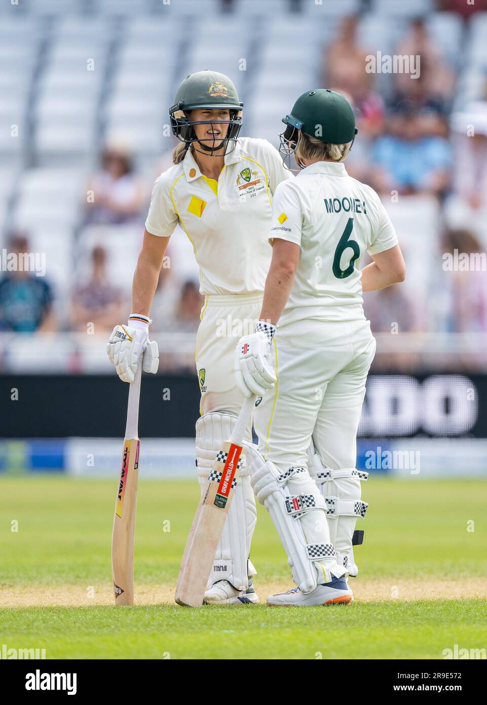 Ellyse Perry e Beth Mooney australiane tra un over e l'altro il quarto giorno della serie Women's Ashes test 2023. Foto Stock