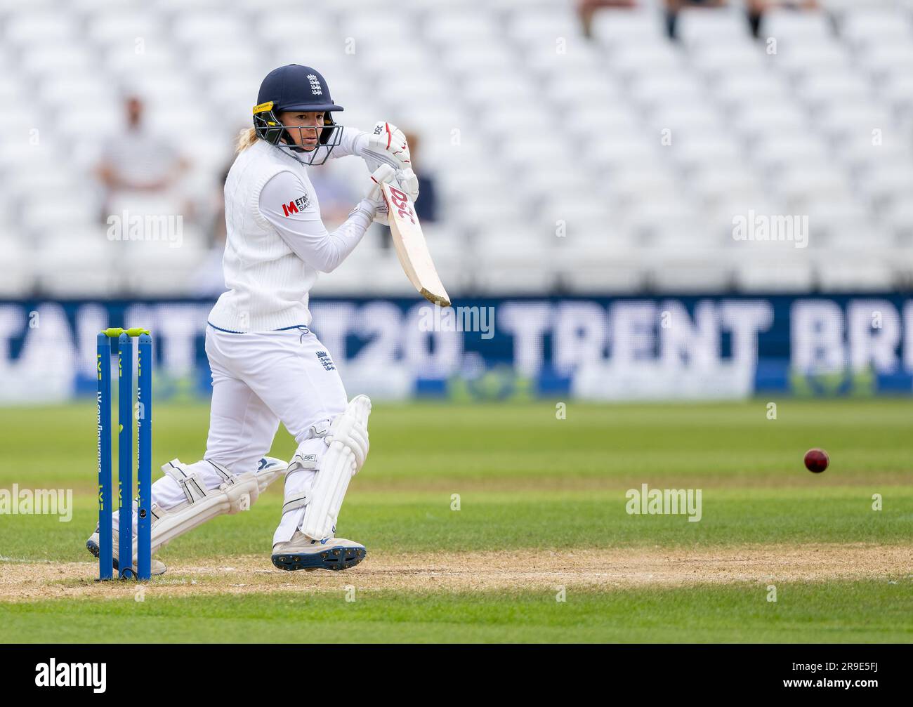 Danni Wyatt batte per l'Inghilterra contro l'Australia nel quinto giorno della serie Women's Ashes test 2023. Foto Stock