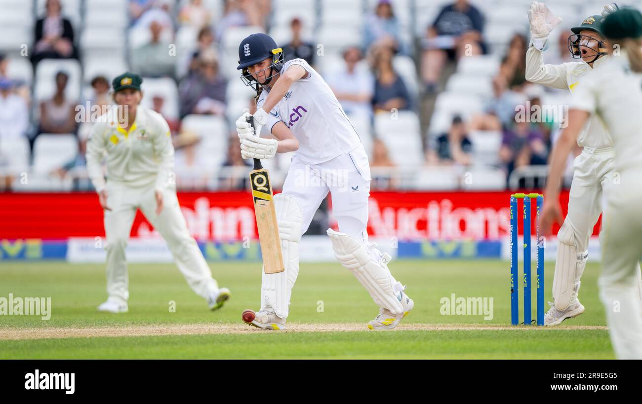 Lauren Filer batté per l'Inghilterra contro l'Australia nel quinto giorno della serie Women's Ashes test 2023. Foto Stock