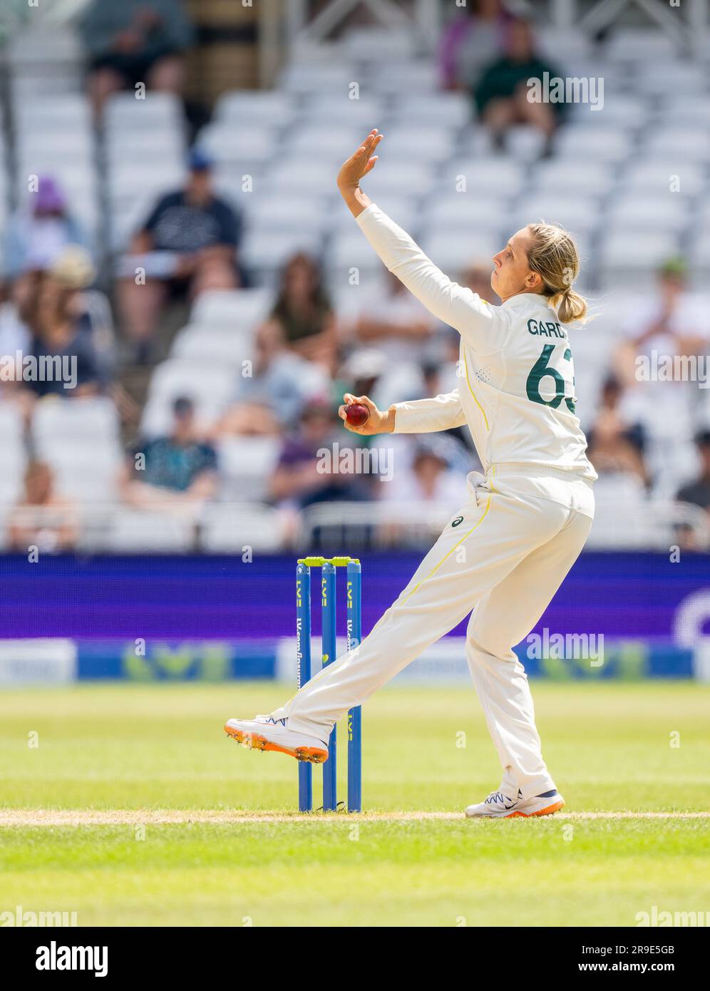 Ashleigh Gardner bowling per l'Australia contro l'Inghilterra il quinto giorno della serie Women's Ashes test 2023. Foto Stock