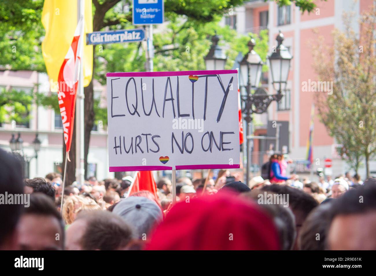 Monaco, Germania, 24 giugno 2023: Un segno con scritto: "L'uguaglianza non fa male a nessuno" durante la celebrazione del Gay Pride a Monaco Foto Stock