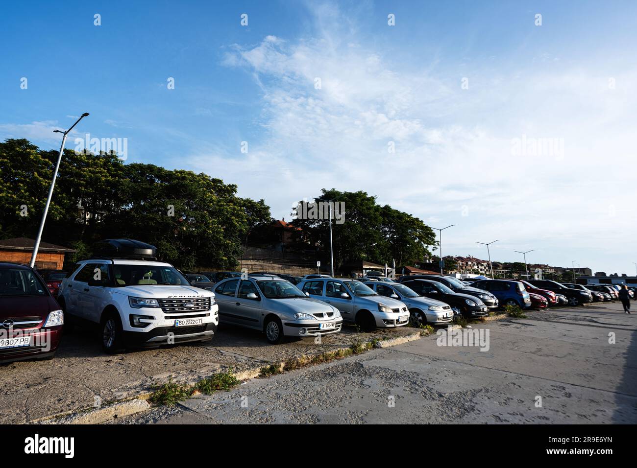 Nessebar, Bulgaria - giugno 2023: Auto parcheggiate nel parcheggio di Nessebar, Bulgaria. Foto Stock