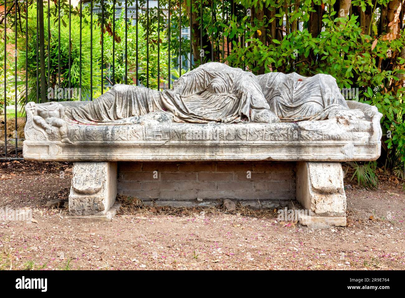 Coperchio del sarcofago con due figure scolpite a Villa Aldobrandini, Roma, Italia Foto Stock
