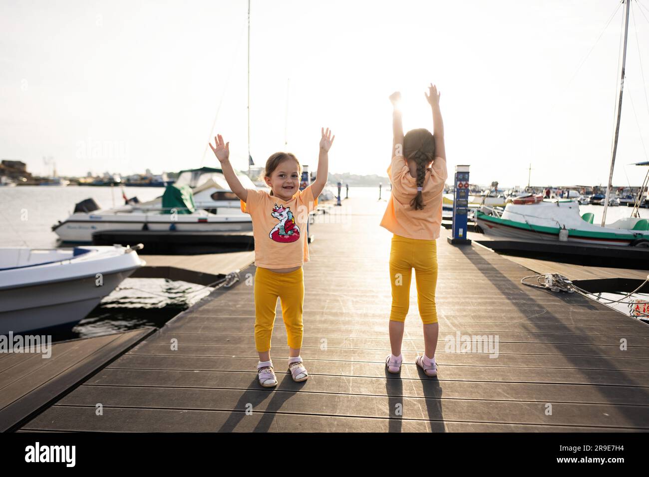 Due bambine che si divertono in una giornata di sole nel porto di Nessebar, Bulgaria. Foto Stock