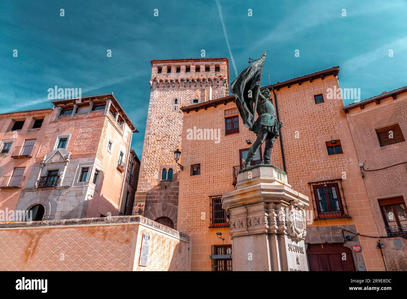 Segovia, Spagna - 18 febbraio 2022: Plaza Medina del campo, una piazza storica che ospita la Chiesa di San Martino, Las Sirenas de Segovia e Juan Bravo stat Foto Stock