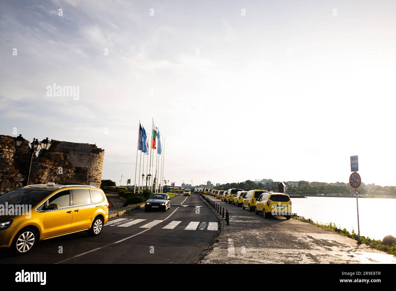 Traffico di taxi locale sulla strada di Nessebar, Bulgaria. Foto Stock