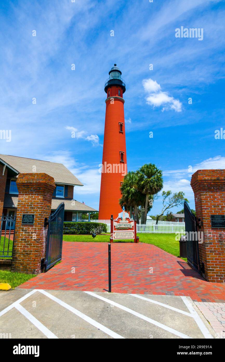 Il Ponce de Leon Inlet Light è un faro e un museo situato a Ponce de León Inlet nella Florida centrale. Il faro è una struttura come una torre W. Foto Stock