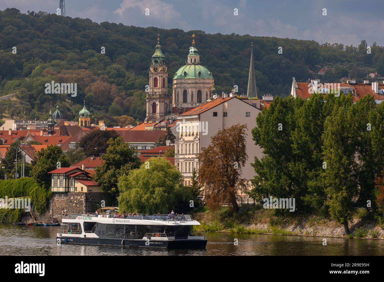 PRAGA, REPUBBLICA CECA, EUROPA - crociera in barca con turisti sul fiume Moldava. Foto Stock