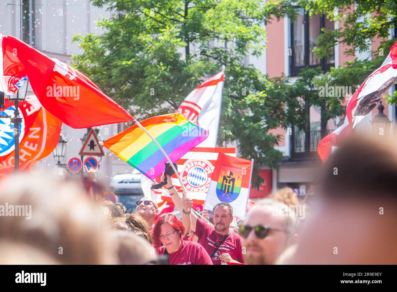 Monaco, Germania, 24 giugno 2023: Festa del gay Pride a Monaco, gente che sventola Bayern Monaco e bandiere arcobaleno insieme Foto Stock