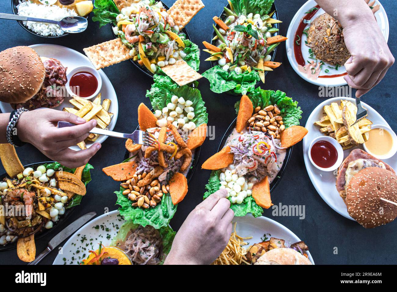 Vista dall'alto di un gruppo di persone che mangiano in un ristorante di cucina peruviana Foto Stock