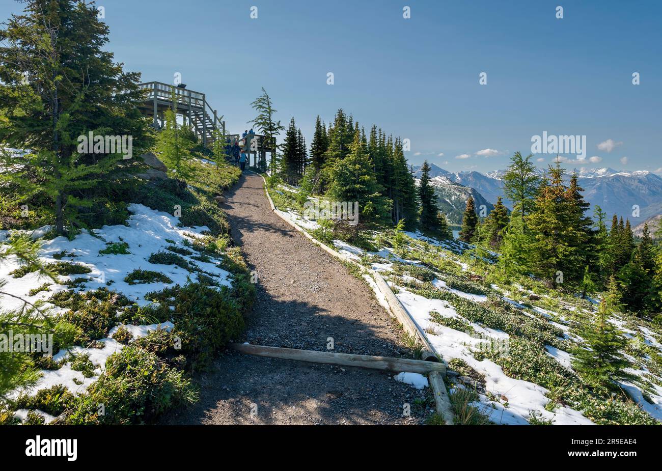 Mount Assiniboine Provincial Park, British Columbia, Canada – 23 giugno 2023: La gente si trova su una piattaforma di osservazione Foto Stock